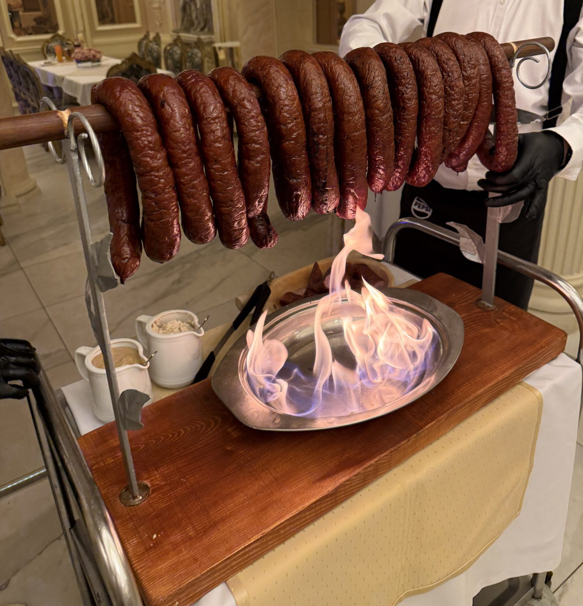 Wiejska kiełbasa i szaszłyki na ogniu
